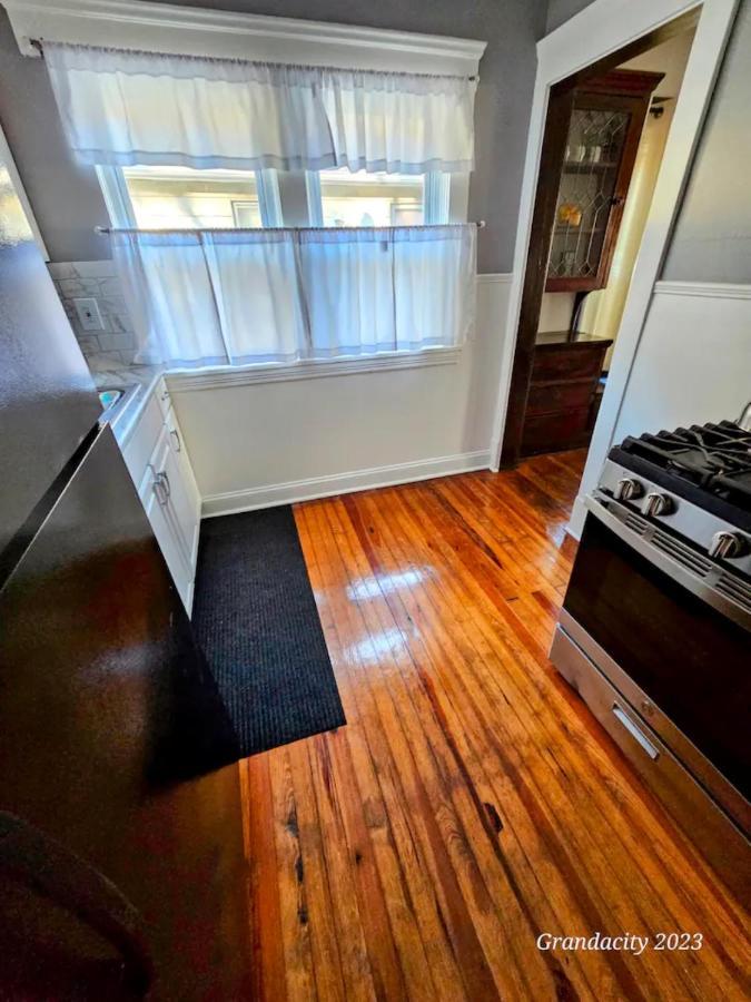 Villa Lovely! Near Cleve Clinic/Uh/Cwru/Dwntwn W/Porch à Cleveland Extérieur photo